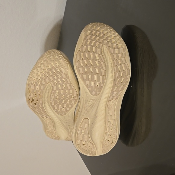 ASICS - Picture 4 of 12